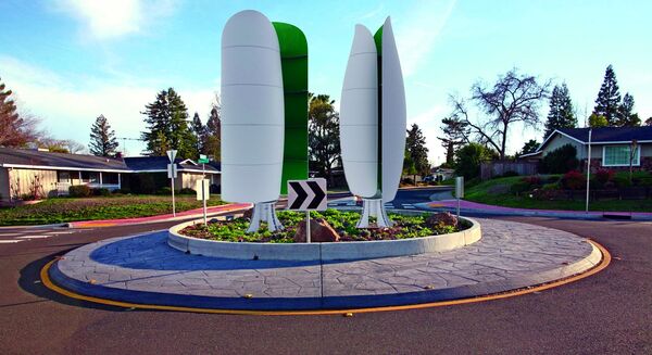 Flower-Turbinen im Zentrum eines Kreisverkehrs
